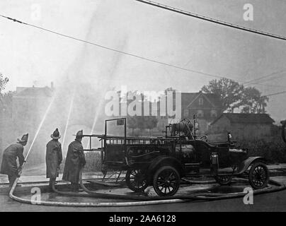 Schlauch Wagen für Regierung hergestellt; Howe Feuer Apparate Sales Co., Anderson, Indiana. Feuerwehrleute mit Schläuchen eingeschaltet. 1918-1919 Stockfoto