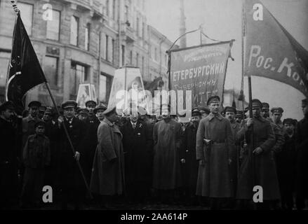 Das Dokument zeigt mehrere bolschewistischen Führer vor einem Umzug für den 1. Mai, 1920. In der Mitte erkennt man Grigori Sinowjew mit einem Astrachan. Die zentrale Banner lautet: "Ausschuss der Petrograder Provinz'. Dritte auf der rechten Seite von Sinowjew, der Mann mag Nikolaï Bukharine werden (1888-1938), Mitglied des Politbüros und des Zentralkomitees der Kommunistischen Partei, denen Lenin als "Liebling Sohn der Partei". Stockfoto