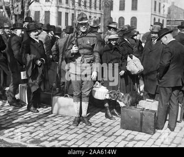 Gefährliche feindliche Ausländer corralled Secret Service von Genossenschaften in Gloucester, New Jersey, beginnend auf ihrer Reise in ein Internierungslager irgendwo im Süden." Frauen Verwandten begleitet die Männer in die Station. Die Partei wurde von bewaffneten Soldaten auf dem Weg zum Bahnhof und auf ihrer Reise in den Süden bewacht. Stockfoto