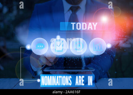 Schreiben Hinweis Nominierungen angezeigt werden. Business Konzept für förmliche Wahl jemand offizieller Kandidat für ein Award Stockfoto