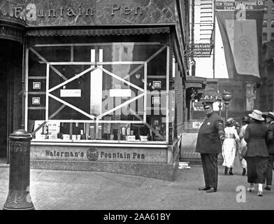 Das Fenster des Waterman Fountain Co. am Broadway, New York ist für Luftangriffe von feindlichen Flugzeugen vorbereitet. Nicht, dass sie es erwarten. Es war mehr ein Eindruck davon, wie die Schaufenster von Paris Geschäfte gegen Hun Schandtaten zu geben. Es ist auch für die nächste Liberty Darlehen Kampagne zu unterstützen. Stockfoto