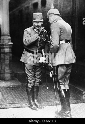 Der Kaiser in einer vertraulichen Atmosphäre. Kurz vor der Unterzeichnung des Waffenstillstands ex-Kaiser in der Uniform eines österreichischen Allgemeinen, geschmückt mit dem Eisernen Kreuze die Ausstellung einige geheime Anweisungen an einen seiner Generäle, in der deutschen militärischen Hauptquartier in Spa Ca. 1918, Stockfoto