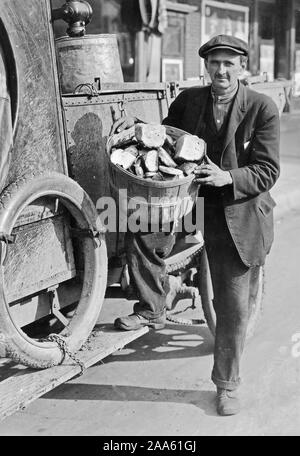 Essen Verwaltung - Anti-Waste Kampagne - verschwendet Brot im reichen Teil der Stadt von Madison, Wisconsin während Essen sparen Kampagne 1918 gefunden. Stockfoto