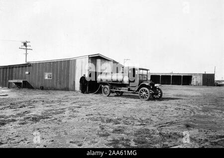 Branchen des Krieges - Benzin - STANDARD OIL COMPANY GERÄTE Lieferungen von Benzin und Öle zu Stationen im Camp Devens, Massachusetts Ca. 1915-1920 Stockfoto