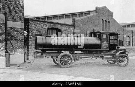 Branchen des Krieges - Benzin - AUTOMATIK TANKWAGEN von Standard Oil Co., N.Y., Bereitstellung von Benzin an der Massachusetts State Armory, Boston, Massachusetts. 1915-1920 Stockfoto