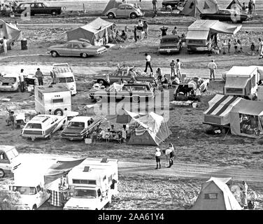 Die frühe Morgensonne gefunden Hunderte von Zuschauern an den Stränden und Straßen in der Nähe der NASA Kennedy Space Center (KSC), wo Sie die Nacht vor dem Zeugnis der Geschichte, indem Sie die epische Anfang der Reise von Apollo 11 ein Lager aufgeschlagen hatte. Stockfoto