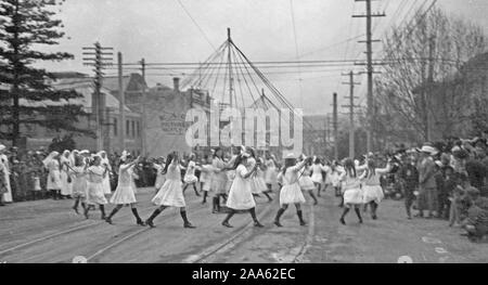 Hobart" Unsere Day Parade" - Kinder Maibaum Tanz - Macquarie Street? - Obligatorische Photo Credit: TAHO Stockfoto