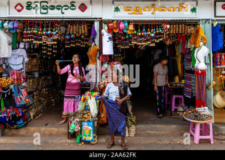 Lokale Händler für Kunden, Pindaya, Shan Staat, Myanmar suchen. Stockfoto