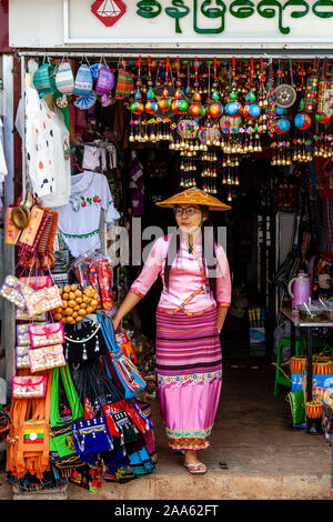 Eine lokale Ladenbesitzer für Kunden, Pindaya, Shan Staat, Myanmar suchen. Stockfoto
