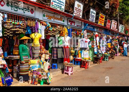 Eine lokale Ladenbesitzer für Kunden, Pindaya, Shan Staat, Myanmar suchen. Stockfoto