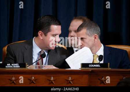 United States Vertreter Devin Nunes (Republikaner für Kalifornien), Ranking, uns House Permanent Select Committee on Intelligence (L) spricht mit republikanischen Rechtsbeistand Steve Castor(R), während das Zeugnis vom ehemaligen US-Sonderbeauftragten für die Ukraine Kurt Volker und ehemaliger Senior Director für Europa und Russland bei der Nationale Sicherheitsrat Tim Morrison während der House Permanent Select Committee on Intelligence öffentliche Anhörung über die amtsenthebung Anfrage in US-Präsident Donald J. Trumpf, auf dem Capitol Hill in Washington, DC, USA, 19. November 2019. Die amtsenthebung inqui Stockfoto