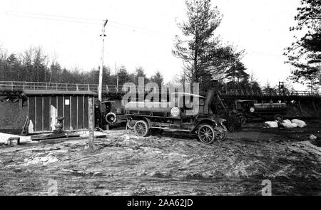 Branchen des Krieges - Benzin - STANDARD OIL COMPANY GERÄTE Lieferungen von Benzin und Öle zu Stationen im Camp Devens, Massachusetts Ca. 1915-1920 Stockfoto