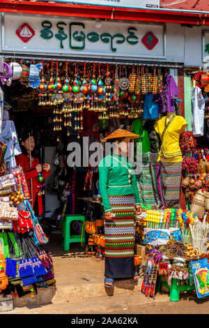 Eine lokale Ladenbesitzer für Kunden, Pindaya, Shan Staat, Myanmar suchen. Stockfoto