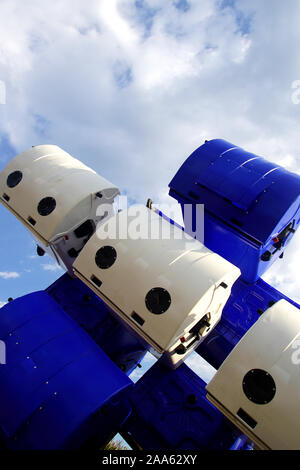 Lubomir Mikle ist Weiß und Blau Müllcontainer in einem blauen Himmel mit weißen Wolken bei Skulptur am Meer 2019 Stockfoto