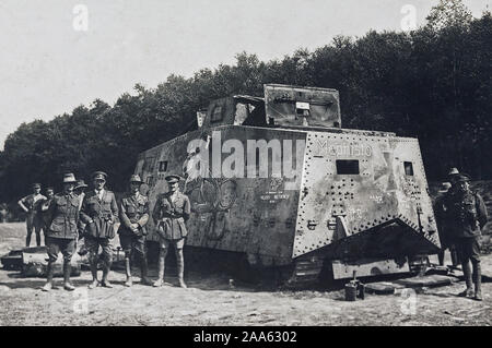 Deutscher Panzer erfasst durch die 26 Australisches Bataillon am Denkmal Holz, in der Nähe von Amiens, am 14. Juli 1918; Foto im Vaux 4 August 1918 übernommen, nachdem der Tank über den australischen Kriegseinsatz Abschnitt übergeben worden war - - Obligatorische Photo Credit: TAHO Stockfoto