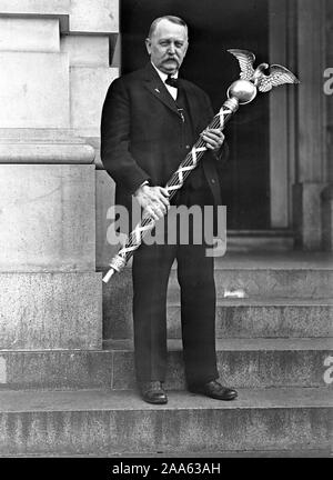 Repräsentantenhaus Sergeant-at-Arms, Robert B. Gordon mit der chemischen Keule. 1915-1917 Stockfoto