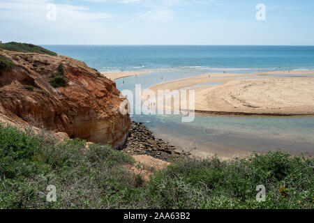 Southport Strand an einem sonnigen Tag bei Ebbe in Port Noarlunga South Australia am 19. November 2019 Stockfoto