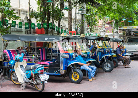 Bangkok, Thailand-Nov 1,2019: Malerische Aussicht auf eine Reihe von tuk tuk Parkplätze entlang der Khao San Road und die Fahrer warten auf die Kunden. Stockfoto