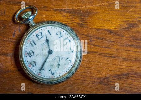 Die Altstadt sehr abgenutzt Monarch Männer Taschenuhr auf verwitterte Desktop, von Joseph Fahys & Co. Uhrmacher hergestellt. Foto in Castle Rock Colorado uns genommen. Stockfoto