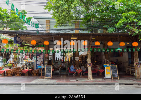 Bangkok, Thailand - 1. November ,2019: Backpacking Bezirk Khao San Road ist der Reisende Hub von Südostasien mit Bars und Restaurants. Stockfoto
