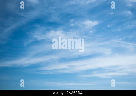 Ein heller blauer Himmel mit weißen Wolken whispy in Adelaide, South Australia am 19. November 2019 Stockfoto