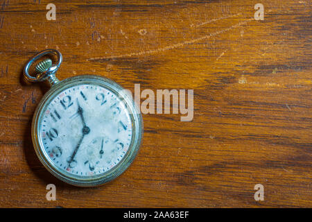 Die Altstadt sehr abgenutzt Monarch Männer Taschenuhr auf verwitterte Desktop, von Joseph Fahys & Co. Uhrmacher hergestellt. Foto in Castle Rock Colorado uns genommen. Stockfoto