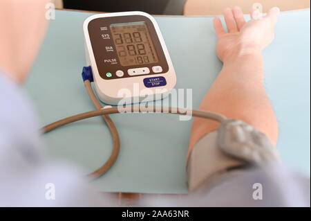 Blutdruck Health Check, hohen Blutdruck Der Blutdruck des Patienten im Krankenhaus, selektiven Fokus Stockfoto