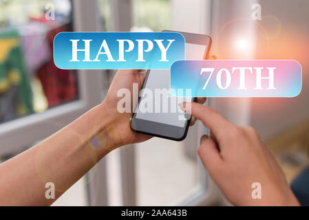 Text Zeichen anzeigen Happy 70Th. Business Foto Text ein freudiger Anlass für besondere Veranstaltung der 70. Jahr Frau mit Smartphone Bürobedarf Marke tec Stockfoto