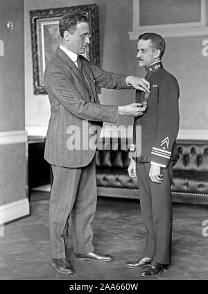 Franklin D. Roosevelt, stehen, präsentieren eine Auszeichnung. 1916-1919 Stockfoto