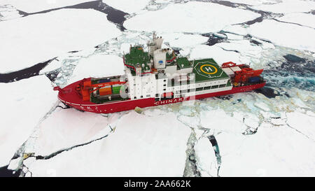 An Bord Xuelong 2. Nov, 2019 19. China's Polar Eisbrecher Xuelong 2 oder Snow Dragon 2, Segel in der Antarktis Prydz Bay in diesem Luftbild am 19.11.2019. Xuelong 2 in der Antarktis Prydz Bay am Dienstag kamen seine icebreaking Aufgaben zu erfüllen, wie es Segel mit einem anderen Eisbrecher Xuelong auf Chinas 36. Antarktisexpedition. Credit: Liu Shiping/Xinhua/Alamy leben Nachrichten Stockfoto