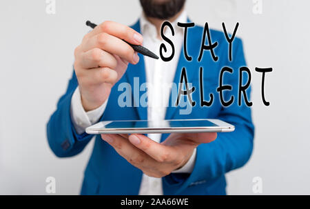 Handschrift text wachsam bleiben. Konzeptionelle Foto, volle Aufmerksamkeit auf Dinge um schnell zu sehen oder verstehen Geschäftsmann zeigte mit Stift in Leer Stockfoto