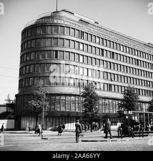 Helsinki, 1947, Blick auf die Straße in der Innenstadt. An der Kreuzung zwischen Mannerheimintie und Postikatu Kaufhaus Sokos ist noch im Aufbau. Stockfoto