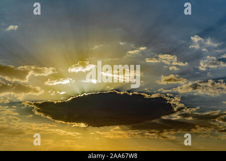 Sonne hinter Wolken in Bahrain Stockfoto