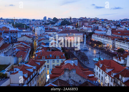 Lissabon, Portugal: Rossio Platz Übersicht in der Blauen Stunde, wie vom Santa Justa Aufzug gesehen. Stockfoto