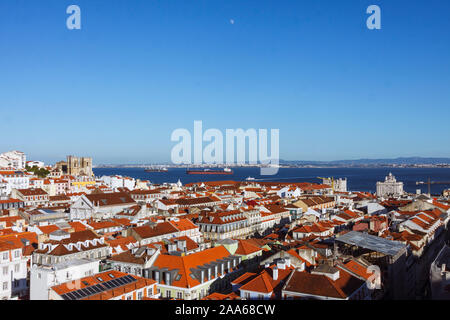 Lissabon, Portugal: Baixa Innenstadt und die Kathedrale von Lissabon Übersicht als aus dem Aufzug Santa Justa gesehen. Stockfoto