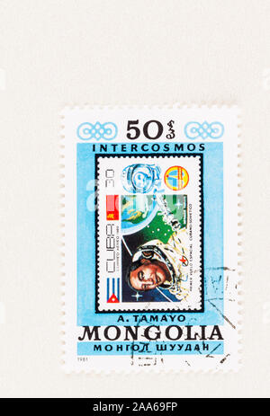 SEATTLE, Washington - 5. Oktober 2019: 1981 Mongolei Briefmarke mit ehemaligen Kubanische Briefmarke zum Gedenken an Kosmonauten und Space Exploration von comm Stockfoto