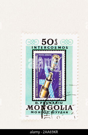 SEATTLE, Washington - 5. Oktober 2019: 1981 Mongolei Briefmarke mit ehemaligen Rumänien Briefmarke zum Gedenken an Kosmonauten und Space Exploration der Kommunisten. Stockfoto