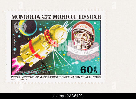 SEATTLE, Washington - Oktober 5, 2019: 1982 Mongolische Briefmarke zum Gedenken an den ersten Menschen im Weltraum, Juri Gagarin im Jahr 1961. Stockfoto