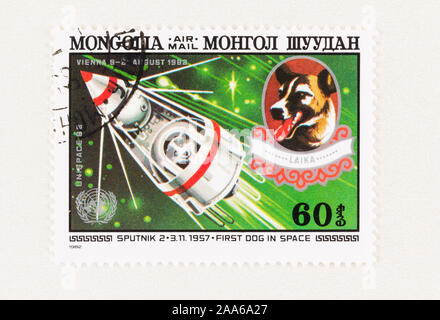 SEATTLE, Washington - 5. Oktober 2019: Erste Lebewesen in den Weltraum zu gehen, Russische Hund Laika, 1957 auf Sputnik 1, erinnert an die Mongolei Stempel. Stockfoto