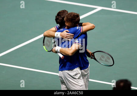 Pierre-Hugues Herbert von Frankreich und Nicolas Mahut aus Frankreich Feiern nach dem Spiel gegen Yasutaka Uchiyama von Japan und Ben McLachlan von Japan während der Tag 2 des 2019 Davis Cup im La Caja Magica in Madrid. Frankreich gewinnt 2-1 Stockfoto