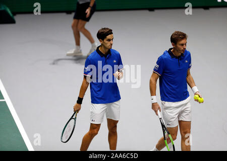 Pierre-Hugues Herbert und Nicolas Mahut aus Frankreich sprechen während der Tag 2 des 2019 Davis Cup im La Caja Magica in Madrid. Frankreich gewinnt 2-1 Stockfoto