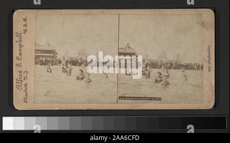 Blick von Anthony, Keystone, Strohmeyer & Wyman und andere Fotografen und Verlage. Robert Dennis Sammlung von stereoskopische Ansichten. Titel von Cataloger'. Blick auf Coney Island, Brighton und Manhattan Strände: am Strand, im Wasser, einer Ansicht, ertranken Junge, Rettern und Zuschauern, Bänke, Bügeleisen Pier, Oriental Hotel und ein Fahrgeschäft, das Razzle Dazzle bei Coney Island; Musik Pavillon, Spazierwege, Hotel Brighton, Feltman's Hotel in Brighton Beach, Manhattan Beach Hotel, Notenständer, Mautstelle auf Shell Straße.; Baden, Coney Island. Stockfoto