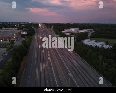 Verkehr am Abend in der Dämmerung auf der I-85 in Atlanta. Stockfoto