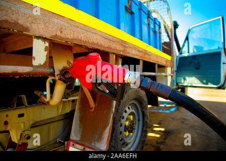 Einspritzdüse Dieselförderung im Auto. Stockfoto