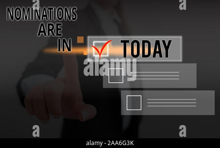 Schreiben Hinweis Nominierungen angezeigt werden. Business Konzept für förmliche Wahl jemand offizieller Kandidat für ein Award Stockfoto