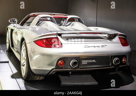 Stuttgart, Deutschland, Sep 2019 silber Porsche Carrera GT (Projekt Code 980) in Stuttgart Porsche Museum, Mitte - Motor Sport Auto hergestellt von Porsche Stockfoto