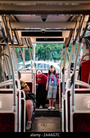 Toronto, Kanada - 2019 06 30: ein junger Passagier in einem neuen Bombardier - Toronto Transit Provision Straßenbahn in Toronto. Stockfoto