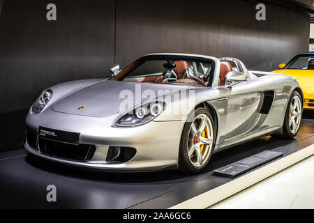 Stuttgart, Deutschland, Sep 2019 silber Porsche Carrera GT (Projekt Code 980) in Stuttgart Porsche Museum, Mitte - Motor Sport Auto hergestellt von Porsche Stockfoto