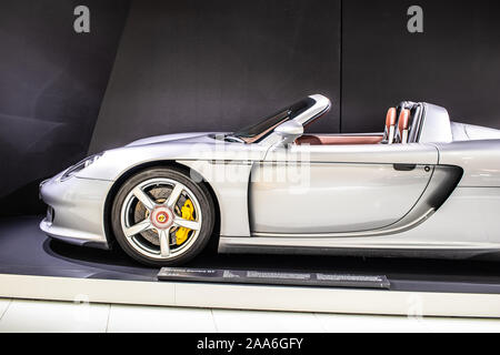 Stuttgart, Deutschland, Sep 2019 silber Porsche Carrera GT (Projekt Code 980) in Stuttgart Porsche Museum, Mitte - Motor Sport Auto hergestellt von Porsche Stockfoto