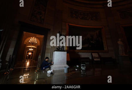 Washington, United States. Nov, 2019 19. Ein Arbeiter reinigt eine Statue von Präsident George Washington in der Rotunde des U.S. Capitol in Washington, DC, am Dienstag, 19. November 2019. Foto von Kevin Dietsch/UPI. Quelle: UPI/Alamy leben Nachrichten Stockfoto